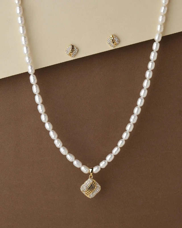 Faith charm necklaces-Pretty Pearl Necklace Set