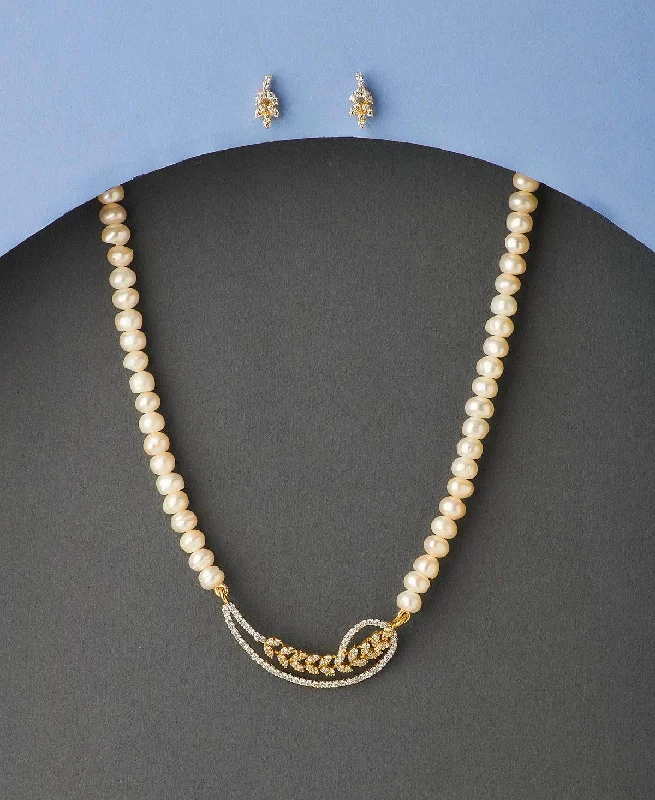 Drape-style necklaces-Leaf Stone Studded Pearl Necklace Set