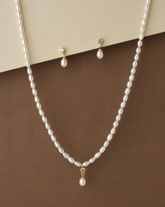 Smooth pendant necklaces-Pretty Pearl Necklace Set