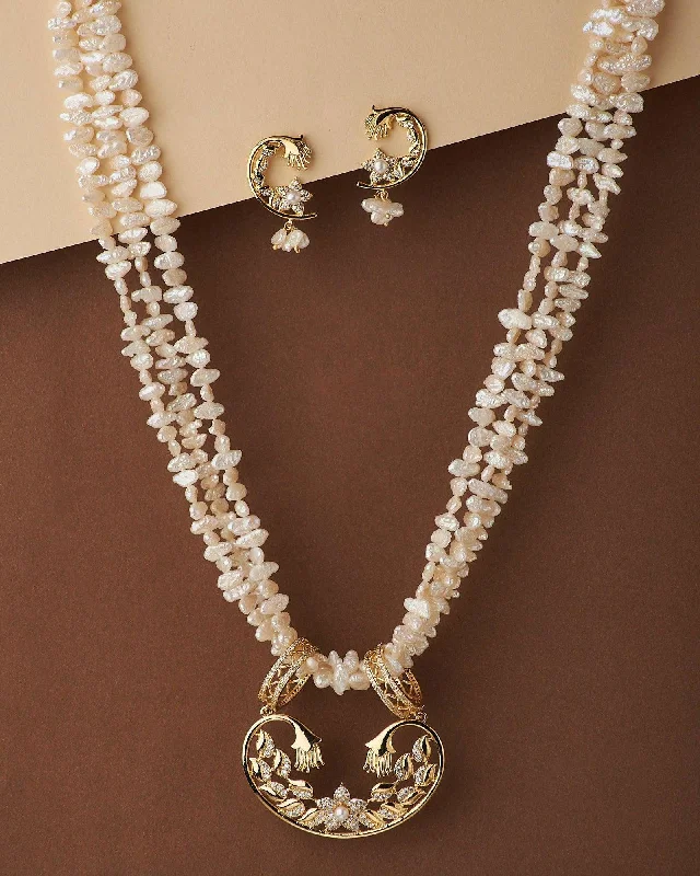 Worn medallion necklaces-Ravishing Pearl Necklace Set