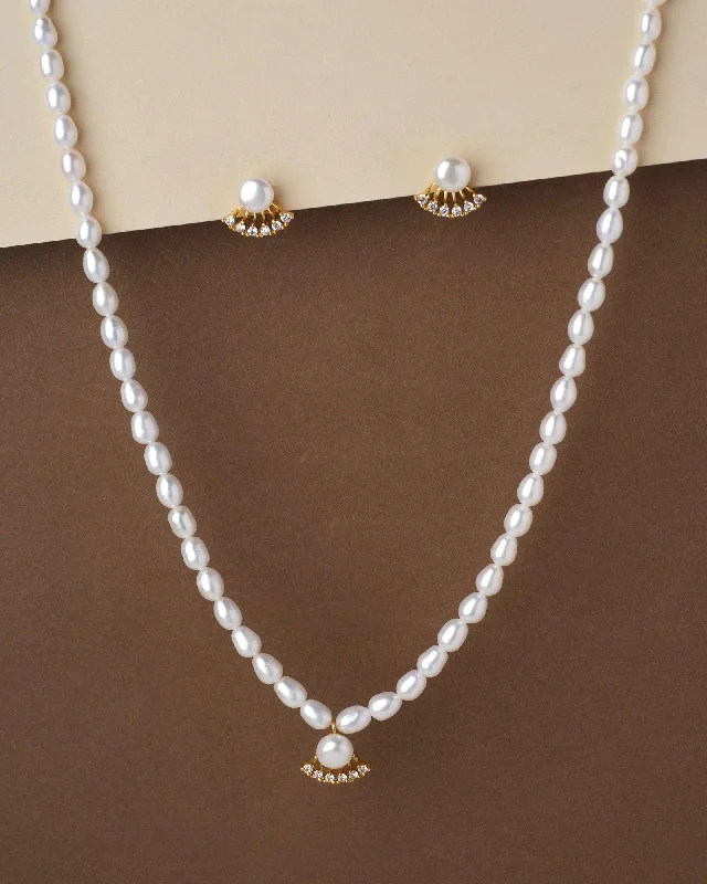 Carved monogram necklaces-Pretty Pearl Necklace Set