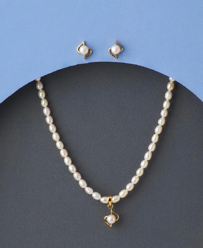 Leaf motif necklaces-Pretty Pearl Necklace Set