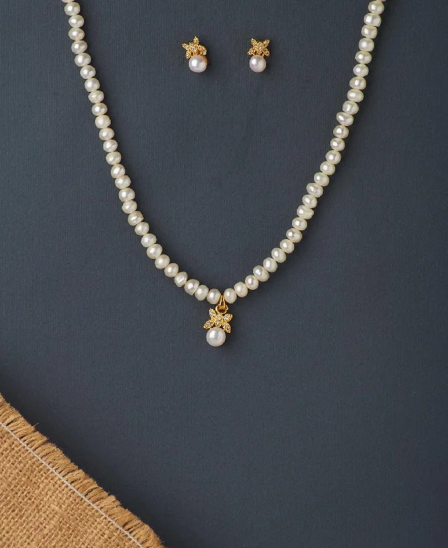 Sleek bar necklaces-Pretty Stone Studded Pearl Necklace Set