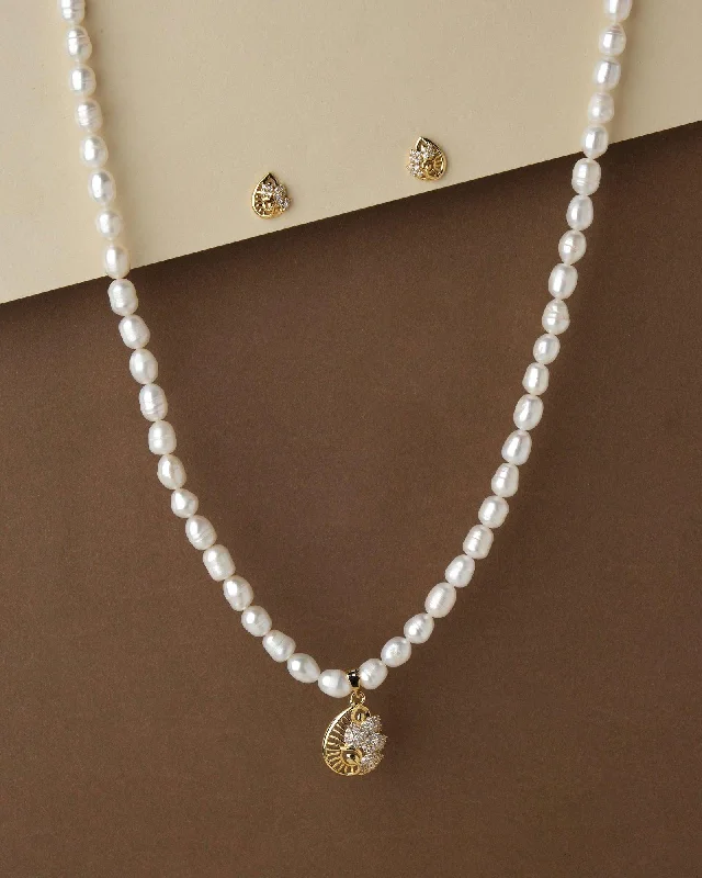 Floating gem necklaces-Pretty Pearl Necklace Set