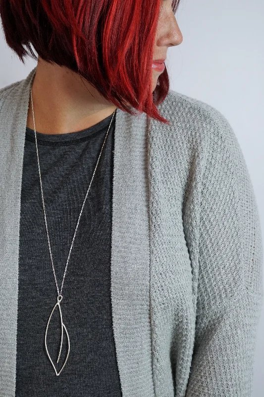 Wide link necklaces-Verdant long necklace in black steel, silver, or bronze