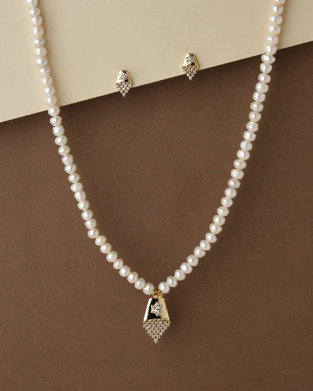 Slanted design necklaces-Pretty Pearl Necklace Set